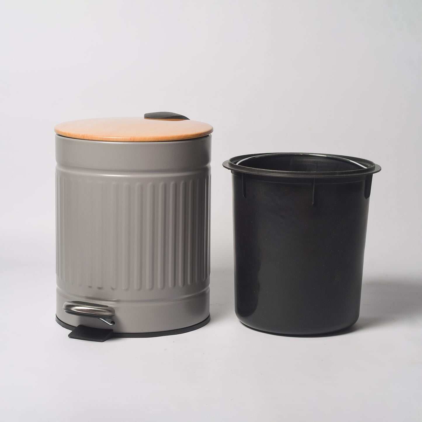Cesto de Basura Texturado Gris con Tapa de Madera de 5 Lts