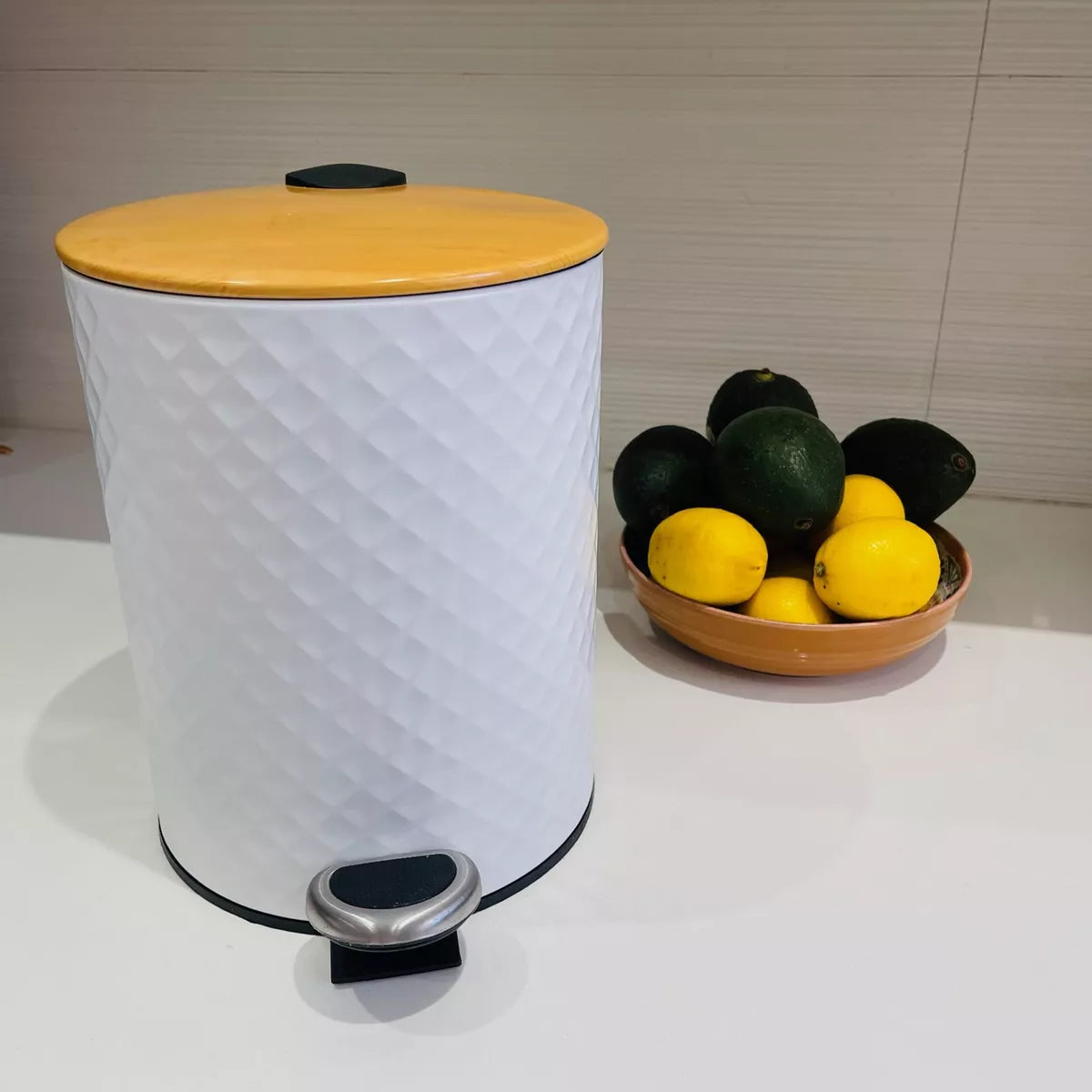 Cesto de Basura Texturado Blanco con Tapa de Madera de 5 Lts